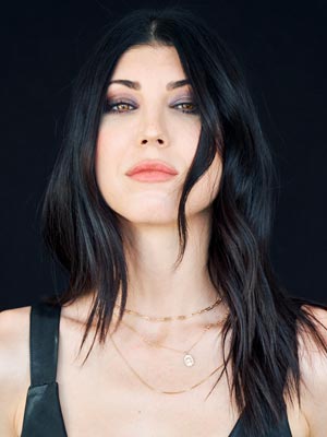 Бриана Куоко в роли Дженни Грин