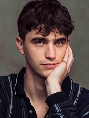 Джордж Рекстрю в роли Эдвина Пейна