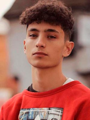 Джейден Реври в роли Чарльза Роуленда